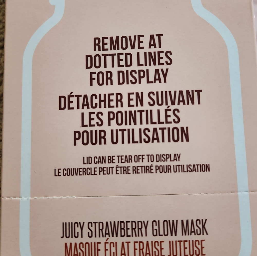Juicy strawberry glow mask